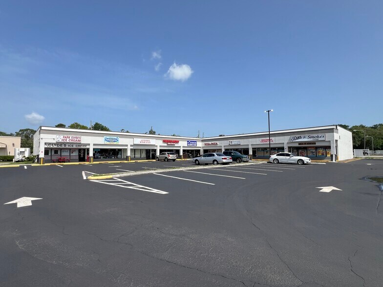 1217-1239 Kass Cir, Spring Hill, FL à louer - Photo de l’immeuble – Image 1 sur 6