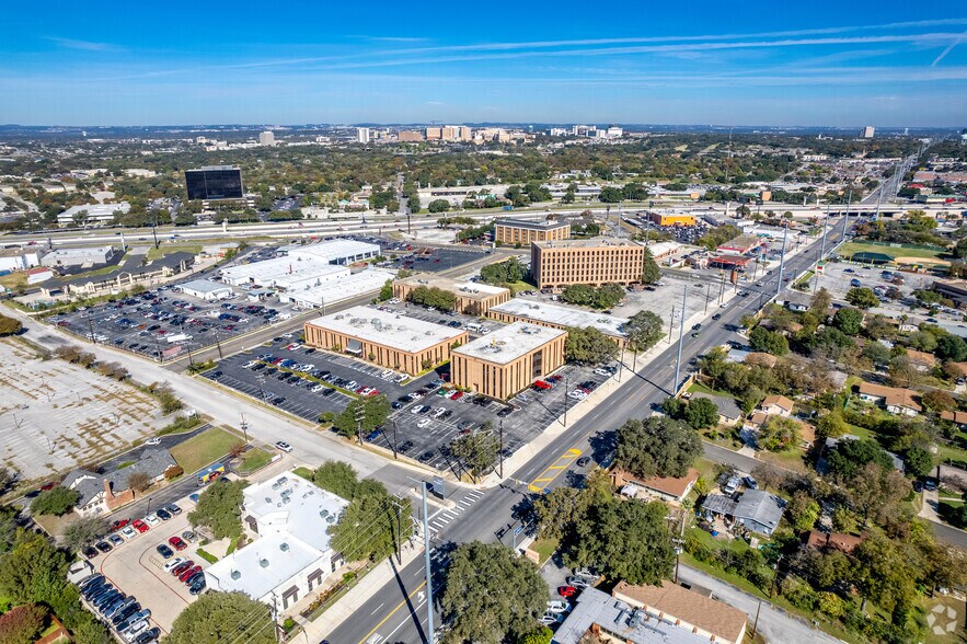5805 Callaghan Rd, San Antonio, TX à louer - Photo de l’immeuble – Image 3 sur 11