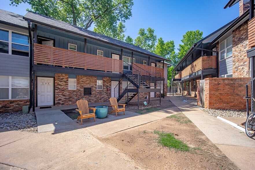 240 E 15th St, Edmond, OK à vendre - Photo de l’immeuble – Image 3 sur 29