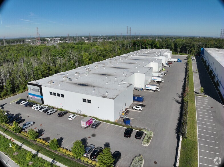 4975-5013 Rue Louis-B.-Mayer, Laval, QC à louer – Image 2 sur 10