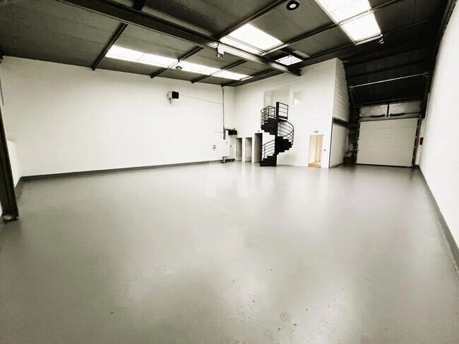 Plus de détails pour Bureau, Local d'activités à louer