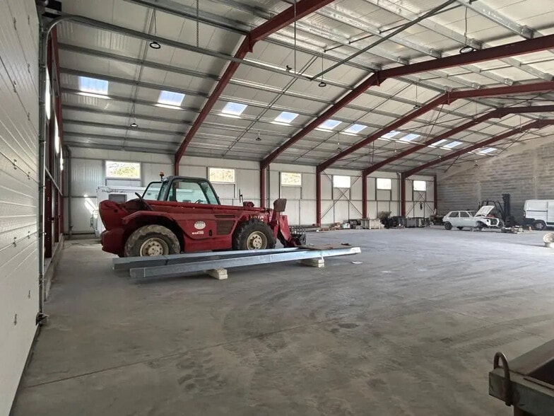 Local d’activités dans Brech à louer - Photo de l’immeuble – Image 2 sur 6