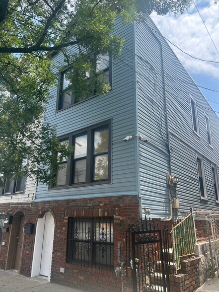 9728 Flatlands Ave, Brooklyn, NY à vendre - Photo principale – Image 1 sur 5