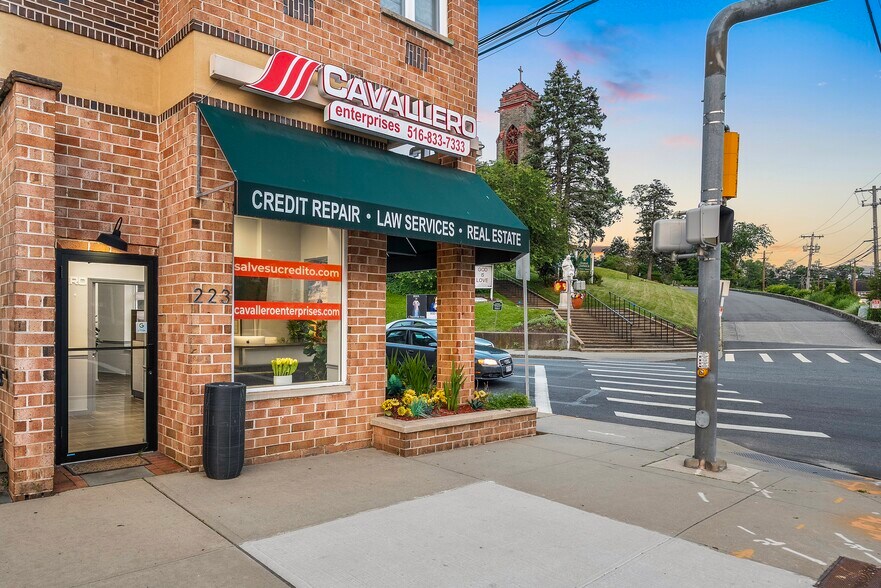 223 Glen St, Glen Cove, NY à louer - Photo de l’immeuble – Image 2 sur 10