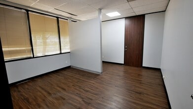 800 Tully Rd, Houston, TX à louer Photo intérieure– Image 2 sur 3