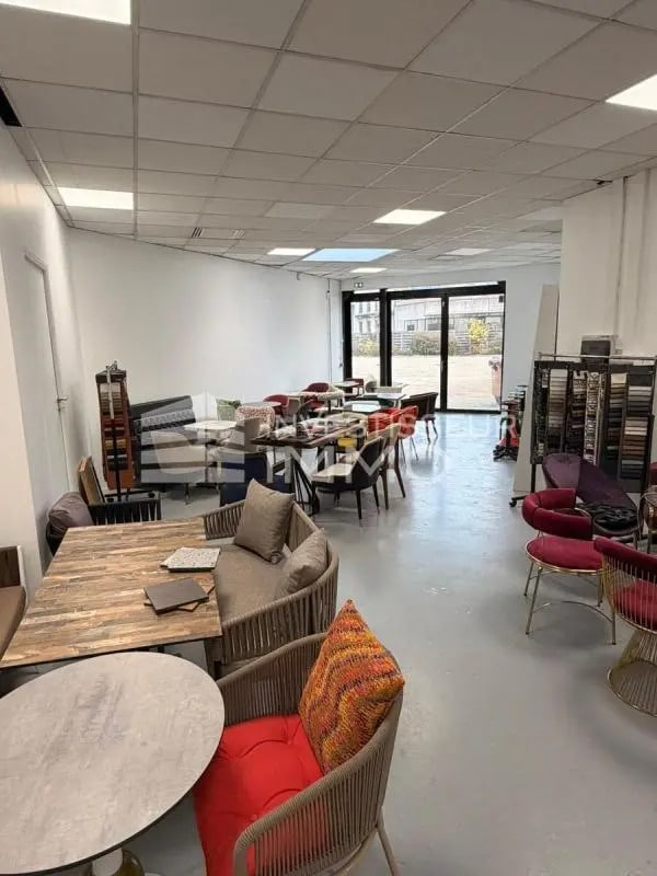 Plus de détails pour Local d'activités à louer