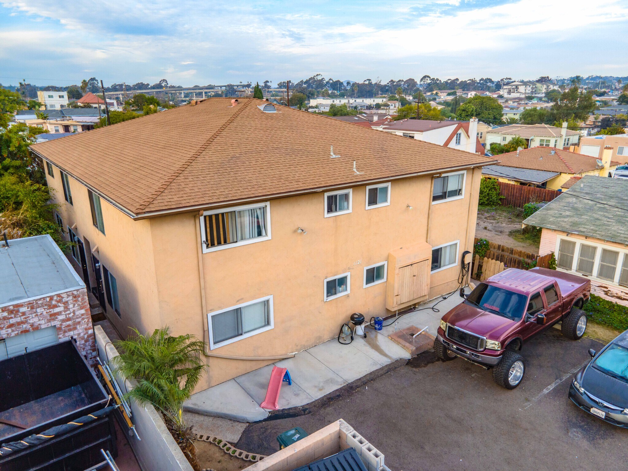1121 E 6th St, National City, CA à vendre Photo de l’immeuble– Image 1 sur 24
