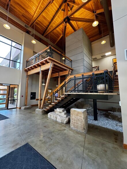 5250 Hahns Peak Dr, Loveland, CO à louer - Photo de l’immeuble – Image 2 sur 11