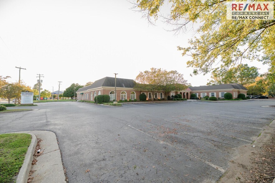 401 Oyster Point Rd, Newport News, VA à vendre - Photo de l’immeuble – Image 2 sur 39