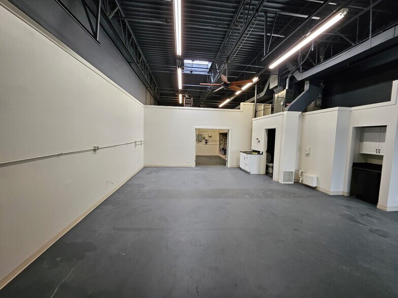 541 N Wolf Rd, Wheeling, IL à louer - Photo de l’immeuble – Image 2 sur 12