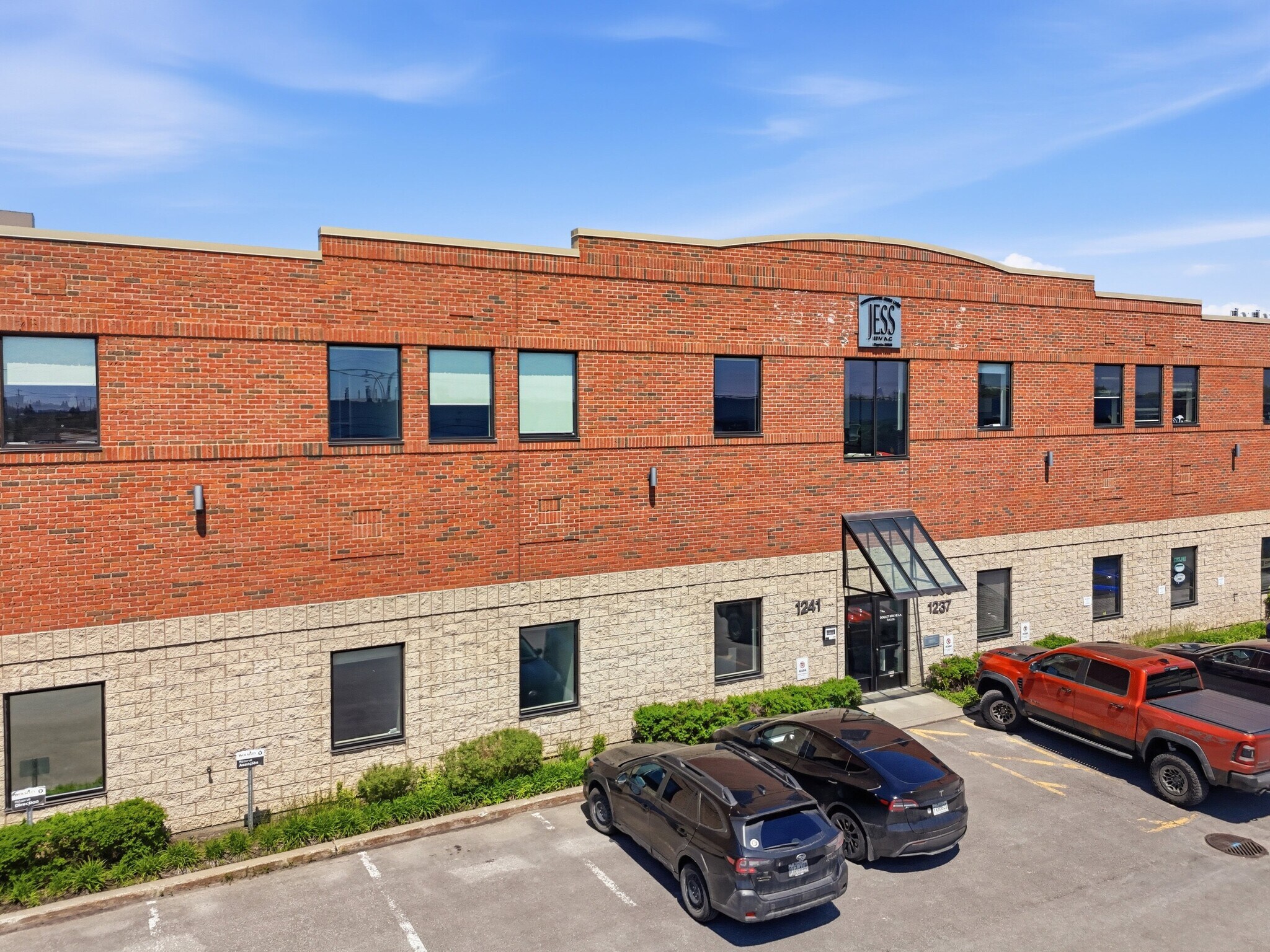 1233-1241 Dagenais O O, Laval, QC à louer Photo de l’immeuble– Image 1 sur 16