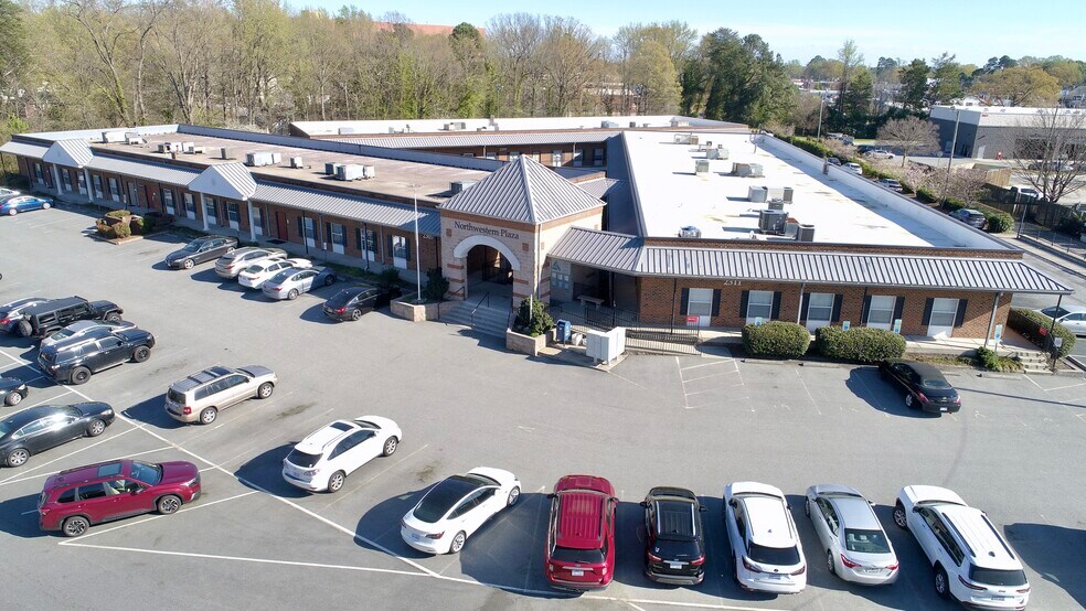Northwest Plaza portefeuille de 3 biens à vendre sur LoopNet.fr - Photo principale – Image 1 sur 17