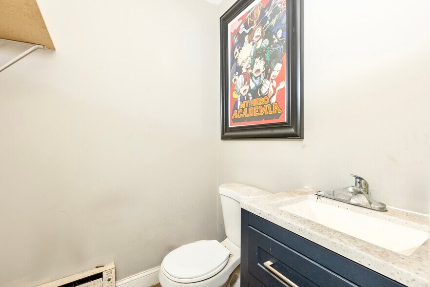 39 Maple Pl, Amityville, NY à vendre - Photo intérieure – Image 3 sur 10