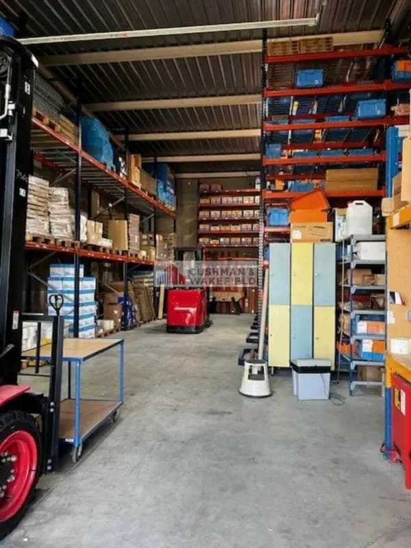 Plus de détails pour Local d'activités à louer