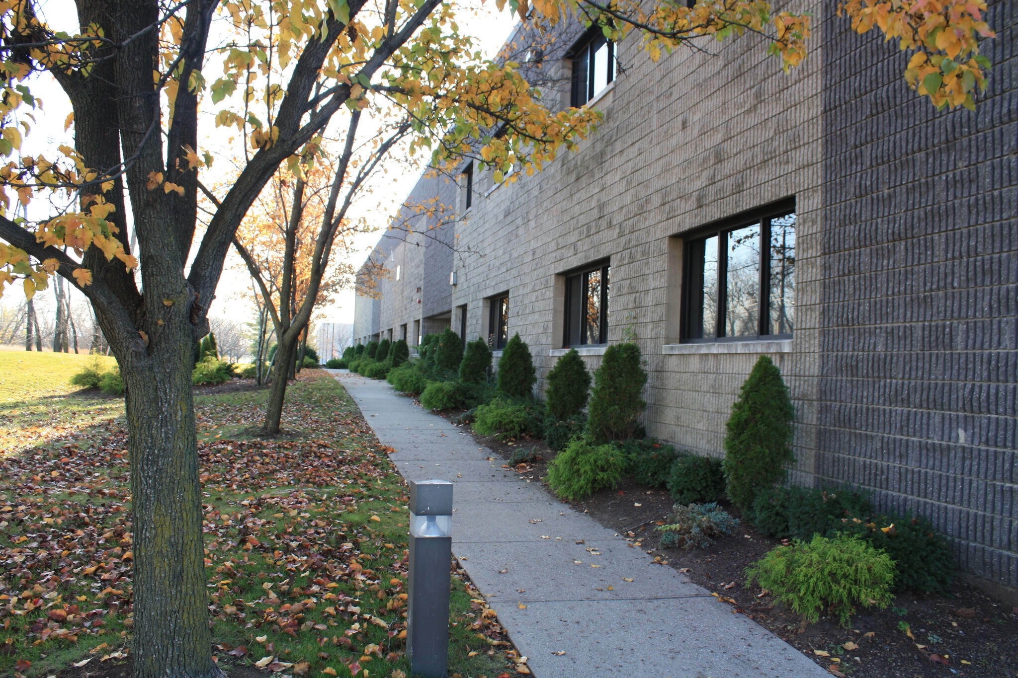 1050 Valley Brook Ave, Lyndhurst, NJ à louer Photo principale– Image 1 sur 2