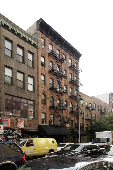 156 E Second St, New York, NY à vendre - Photo de l’immeuble – Image 2 sur 2