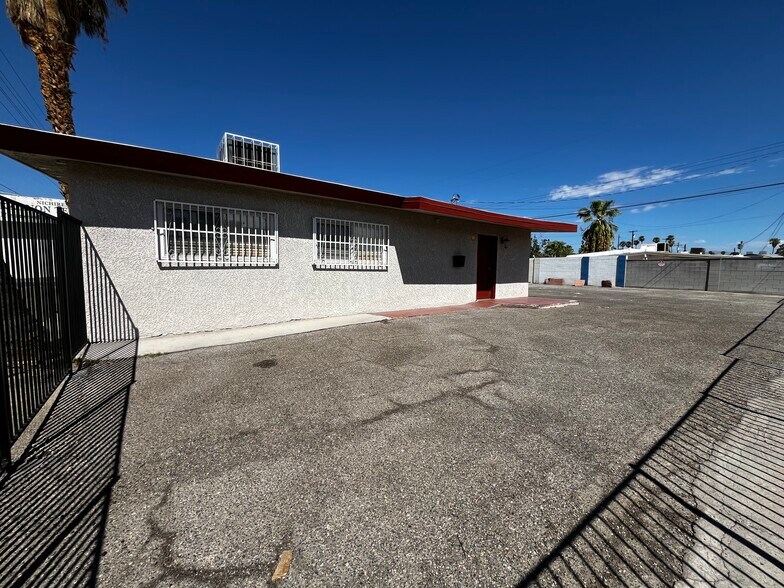 1610 E Sahara Ave, Las Vegas, NV à louer - Photo de l’immeuble – Image 1 sur 16