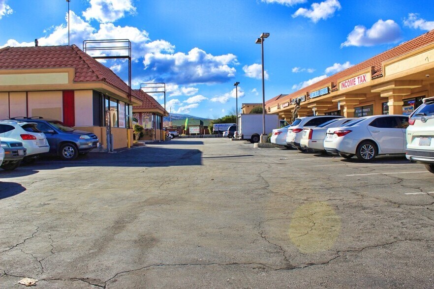 323-327 E Palmdale Blvd, Palmdale, CA à louer - Photo de l’immeuble – Image 3 sur 9