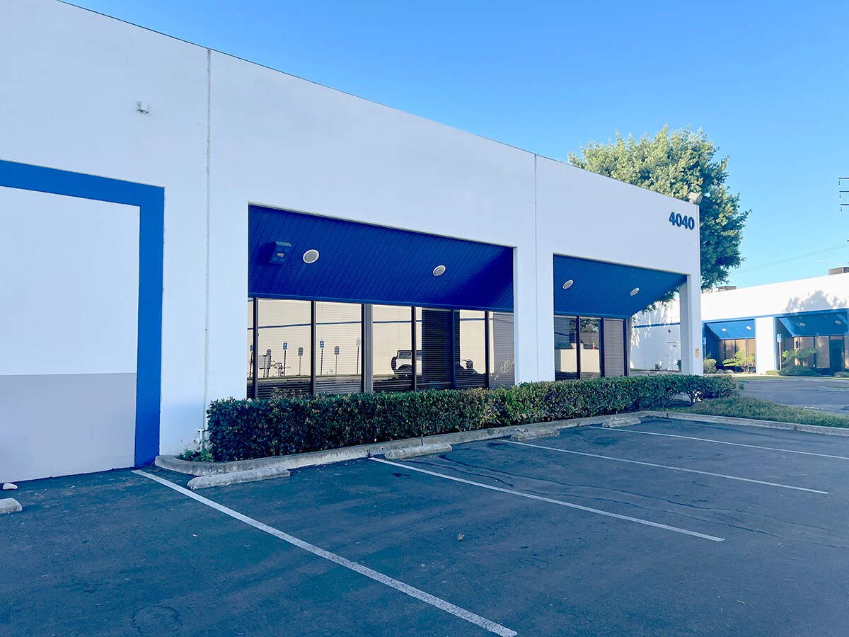 4040 W Chandler Ave, Santa Ana, CA à louer Photo de l’immeuble– Image 1 sur 3