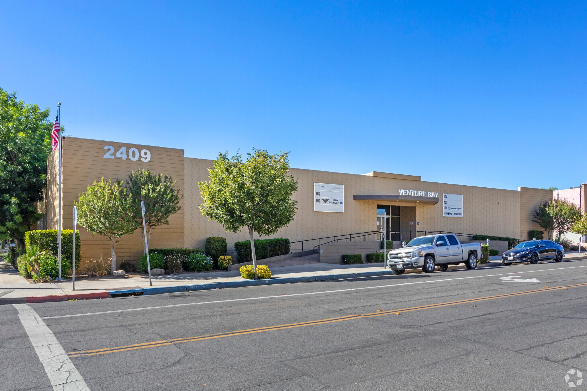 2409 Merced St, Fresno, CA à louer Photo principale– Image 1 sur 13