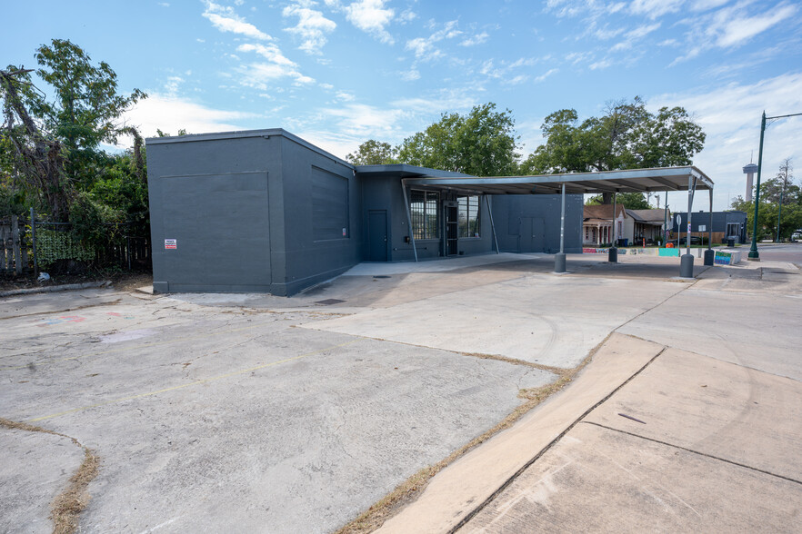 1802 E Commerce St, San Antonio, TX à louer - Photo de l’immeuble – Image 2 sur 32