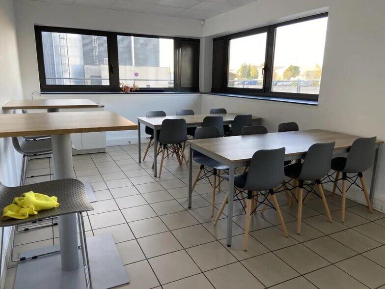 Industriel/Logistique dans Genas à louer - Photo de l’immeuble – Image 3 sur 8