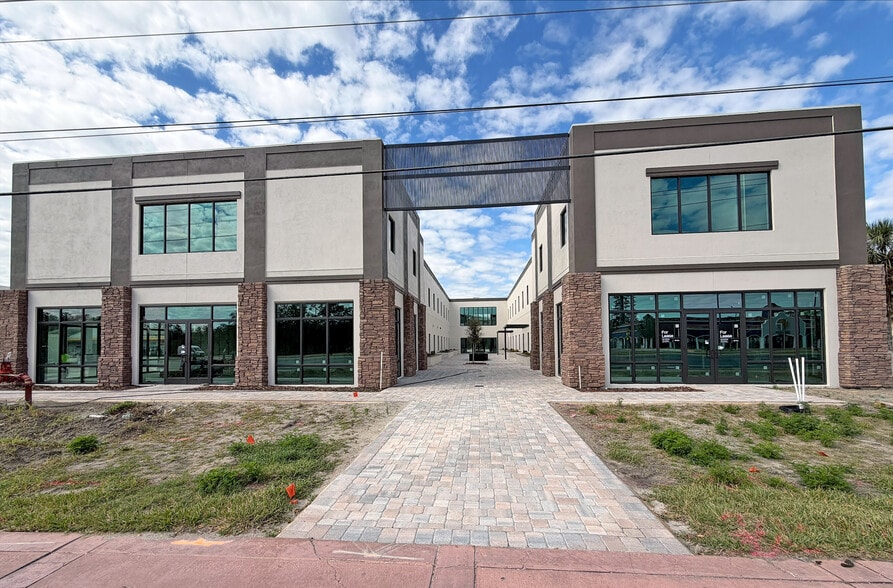 4560 W Irlo Bronson Memorial, Kissimmee, FL à louer - Photo principale – Image 1 sur 5