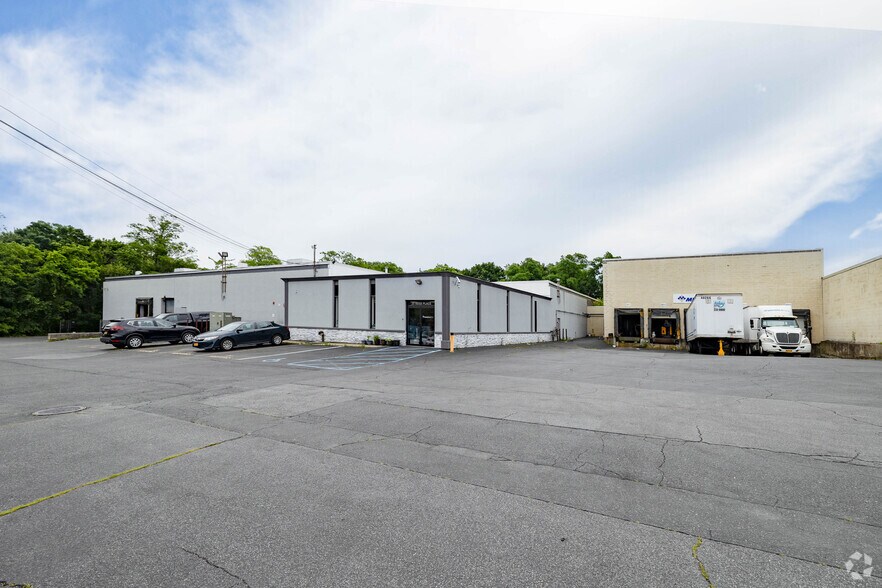 20 Reed Pl, Amityville, NY à vendre - Photo de l’immeuble – Image 2 sur 8