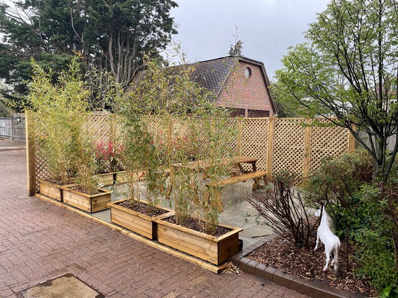 81-81A Bridge Rd, East Molesey à louer - Photo de l’immeuble – Image 3 sur 13