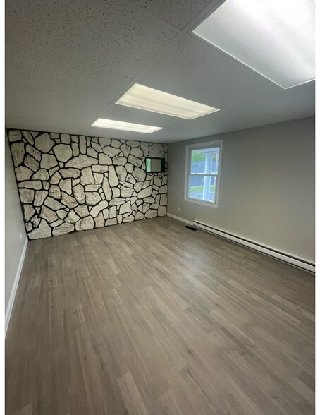 1336 American Dr, Neenah, WI à louer - Photo de l’immeuble – Image 3 sur 14