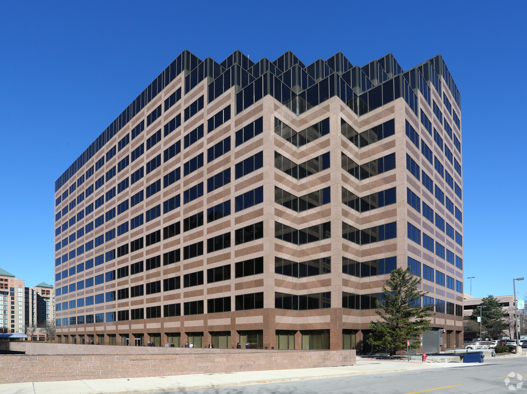 9377 W Higgins Rd, Rosemont, IL à louer Photo de l’immeuble– Image 1 sur 4