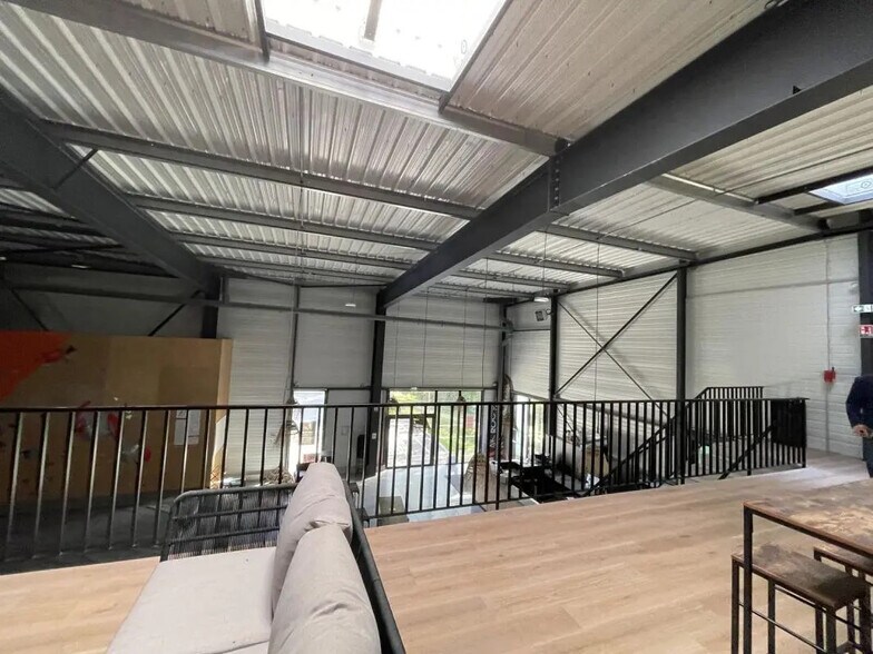 Local d’activités dans Plescop à louer - Photo de l’immeuble – Image 2 sur 6