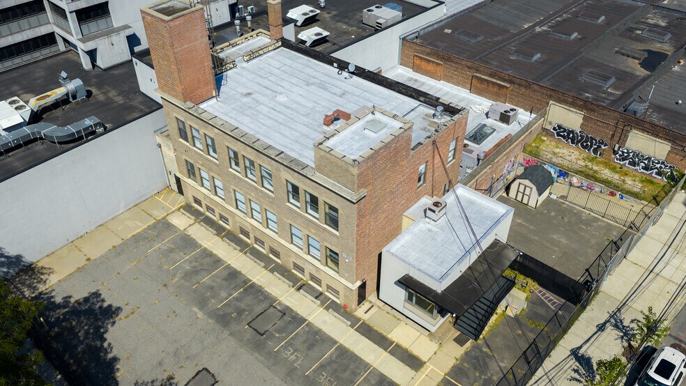 11-17 43rd Ave, Long Island City, NY à louer - Photo de l’immeuble – Image 2 sur 19