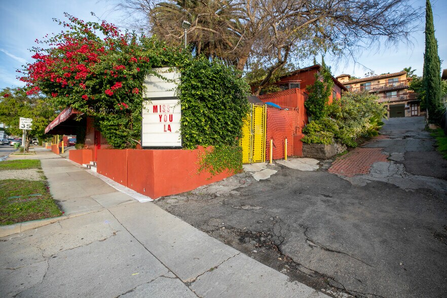 3226 Barham Blvd, Los Angeles, CA à vendre - Photo de l’immeuble – Image 3 sur 22