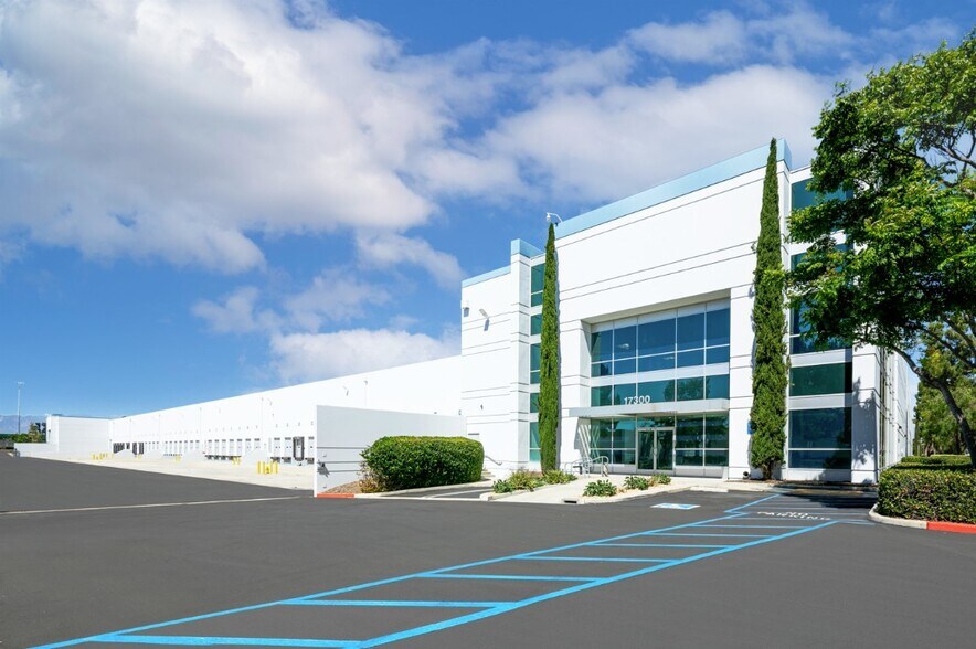 17300 Slover Ave, Fontana, CA à louer - Photo de l’immeuble – Image 1 sur 6