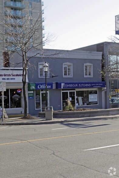 47 Lakeshore Rd E, Mississauga, ON à vendre - Photo de l’immeuble – Image 2 sur 2
