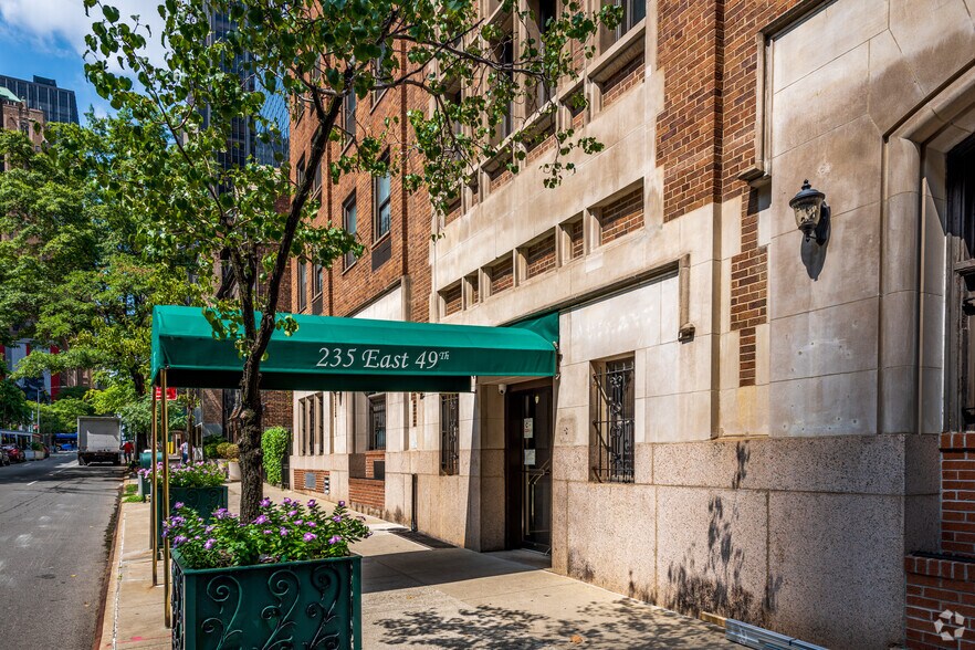 235 E 49th St, New York, NY à vendre - Photo de l’immeuble – Image 3 sur 3