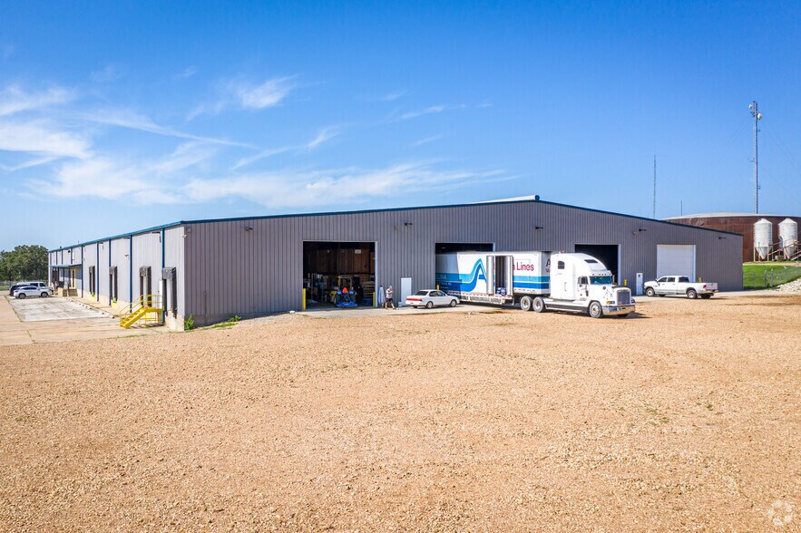 1402 E Hacienda St, Bellville, TX à louer - Photo de l’immeuble – Image 3 sur 9