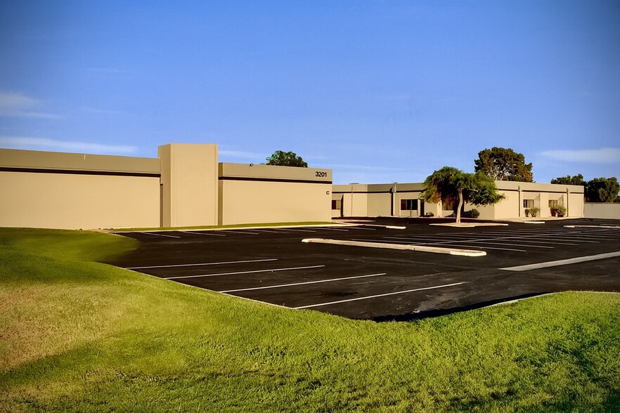 3201 W Peoria Ave, Phoenix, AZ à louer - Photo de l’immeuble – Image 2 sur 46