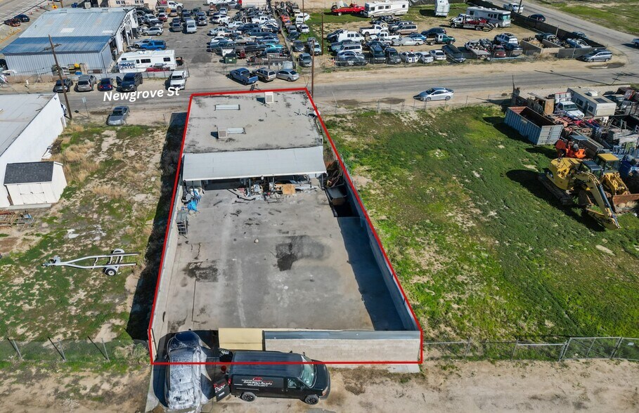 318 W Newgrove St, Lancaster, CA à vendre - Photo de l’immeuble – Image 2 sur 6
