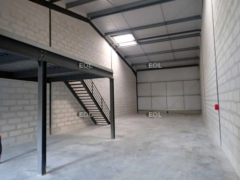 Local d'activités dans Novillers à vendre - Photo de l’immeuble – Image 3 sur 10