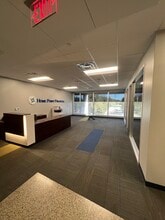 11511 Luna Rd, Dallas, TX à louer Photo intérieure– Image 2 sur 17