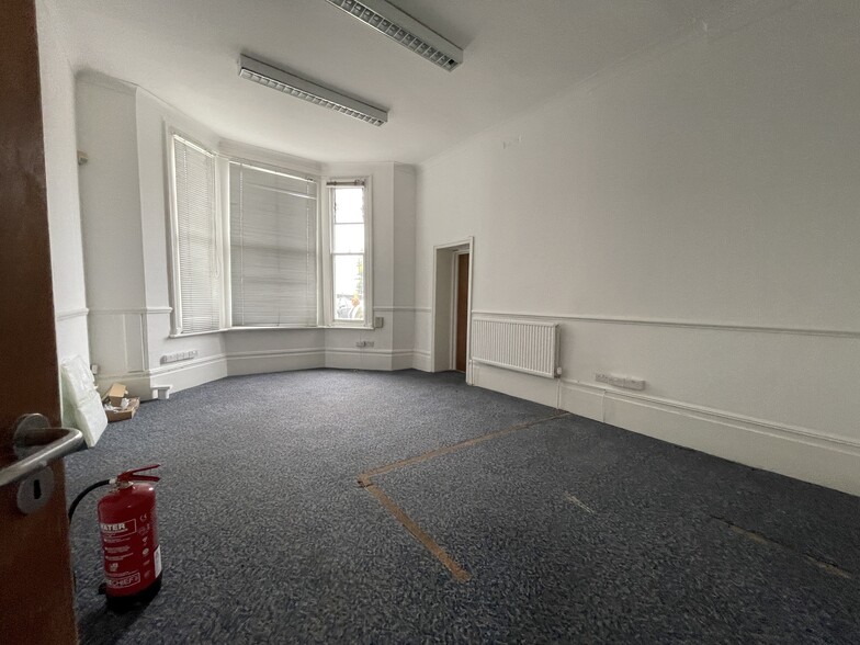 6 Parchmore Rd, Thornton Heath à louer - Photo de l’immeuble – Image 2 sur 8