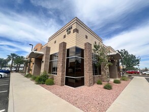 8765 W Kelton Ln, Peoria, AZ à louer Photo de l’immeuble– Image 1 sur 11