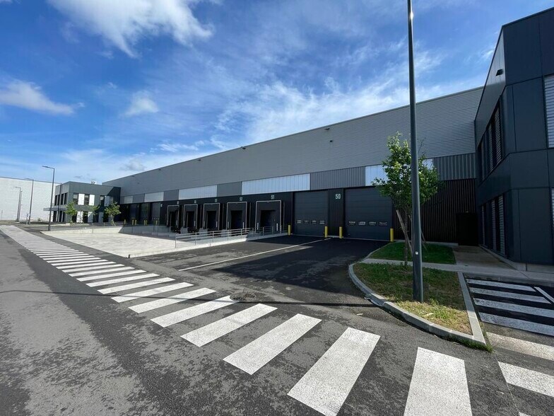 Local d’activités dans Le Bourget à louer - Photo de l’immeuble – Image 2 sur 12