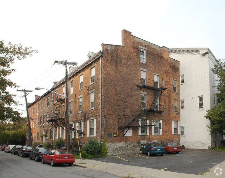 18 St Louis Pl, Buffalo, NY à vendre - Photo principale – Image 1 sur 3