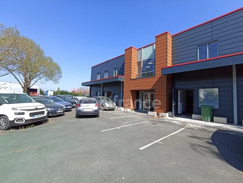 Local d’activités dans Guibeville à louer - Photo de l’immeuble – Image 2 sur 11