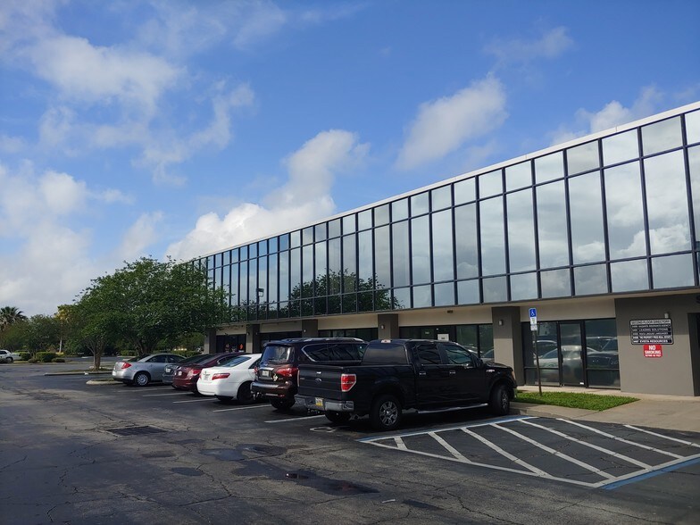 3353-3397 W Vine St, Kissimmee, FL à louer - Photo de l’immeuble – Image 3 sur 4