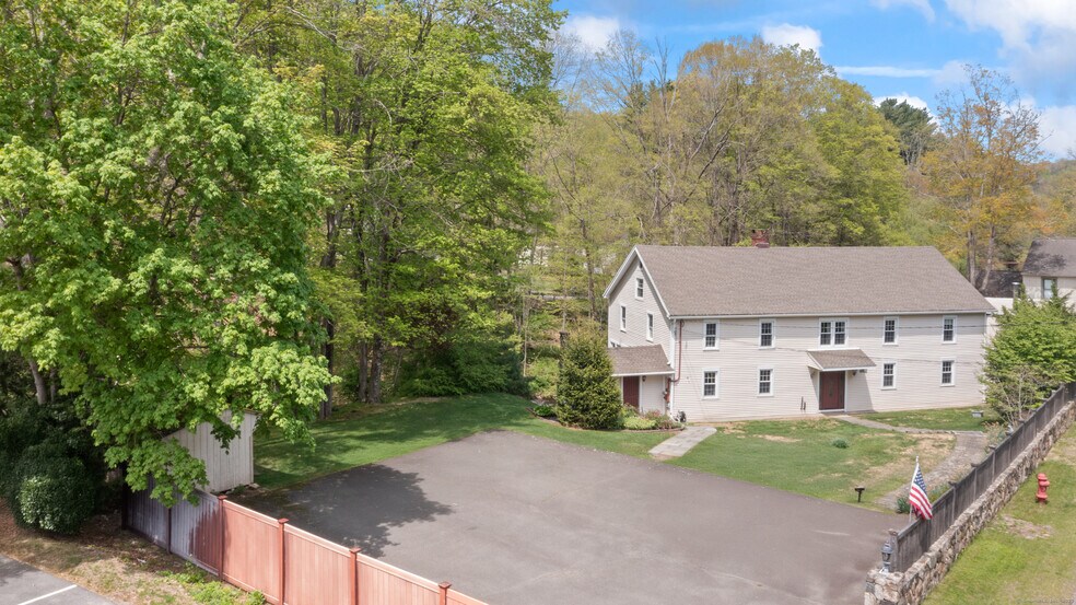 11 Glen Rd, Sandy Hook, CT à vendre - Photo principale – Image 1 sur 22