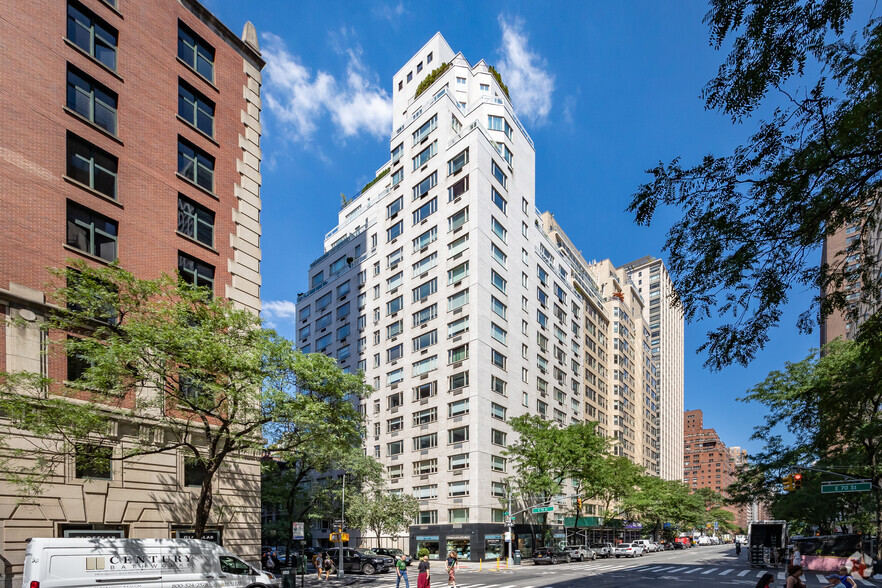 184-188 E 70th St, New York, NY à louer - Photo de l’immeuble – Image 1 sur 9